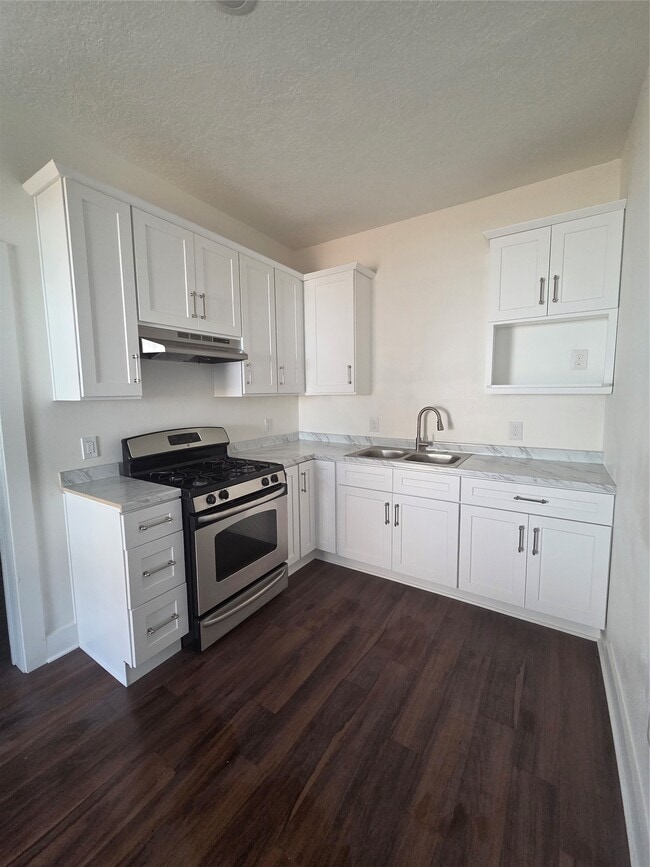 property at 131 N Maplewood St