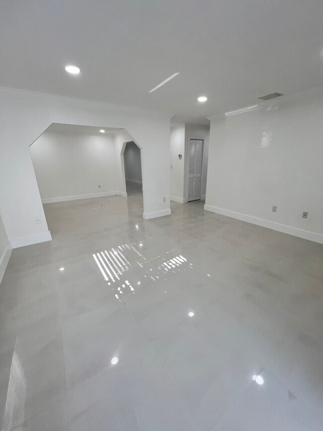 3042 SW 16th Ter in Miami, FL - Foto de edificio - Building Photo