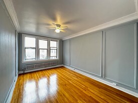 1367 W Estes Ave in Chicago, IL - Building Photo