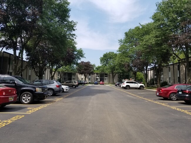 4030 W 13 Mile Rd, Unit J2 in Royal Oak, MI - Foto de edificio - Building Photo