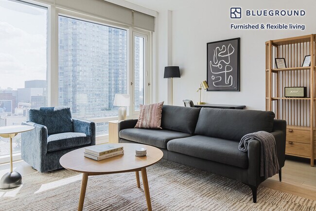 572 11th Ave in New York, NY - Building Photo - Building Photo