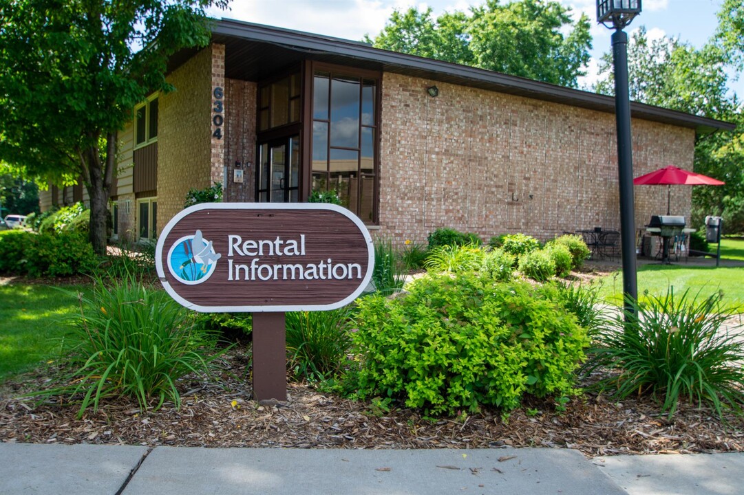 Woodlake Park in Richfield, MN - Foto de edificio