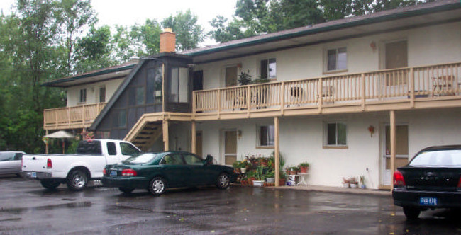 Four Oaks Apartments in Plymouth, MI - Building Photo - Building Photo