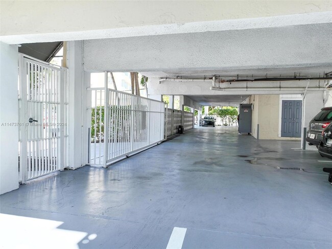 1357 Collins Ave, Unit A4 in Miami Beach, FL - Building Photo - Building Photo