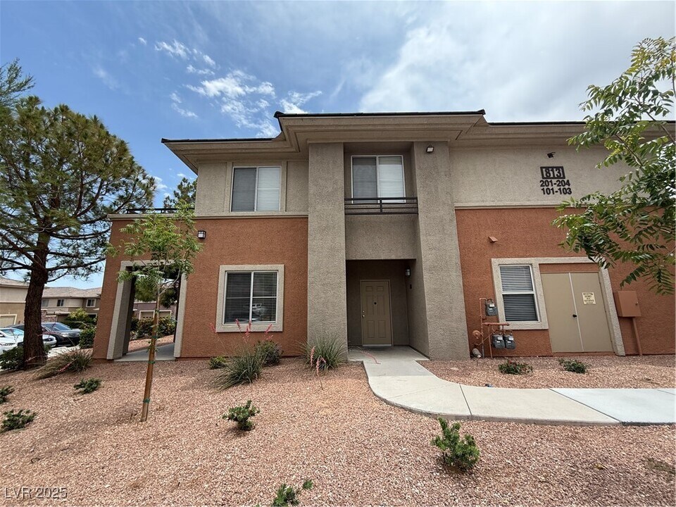813 Peachy Canyon Cir in Las Vegas, NV - Foto de edificio