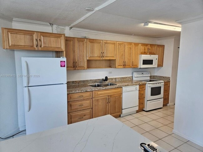 7135 Collins Ave in Miami Beach, FL - Foto de edificio - Building Photo