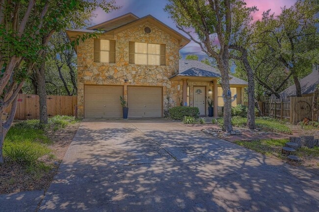 7301 Saralee Trail in Austin, TX - Foto de edificio - Building Photo