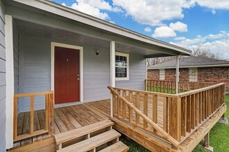 1210 Glendale St in Dayton, TX - Building Photo - Building Photo