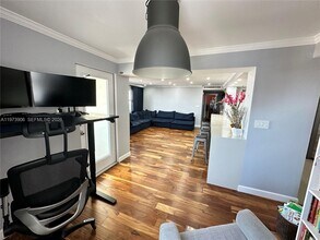 401 Golden Isles Dr in Hallandale Beach, FL - Foto de edificio - Building Photo