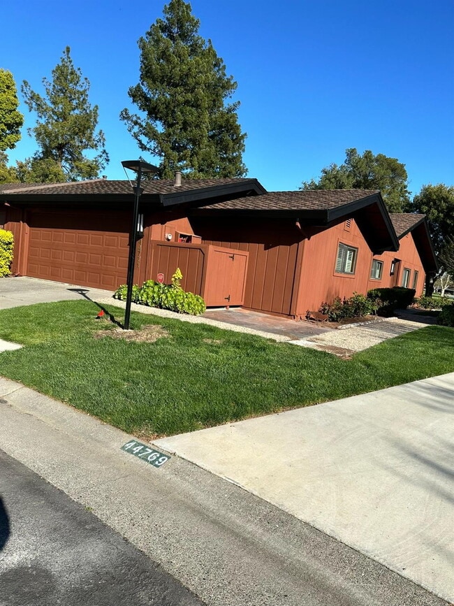44771 Garden Ct in El Macero, CA - Building Photo - Building Photo