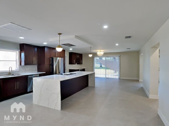 10100 Paradise Blvd in Treasure Island, FL - Building Photo - Building Photo