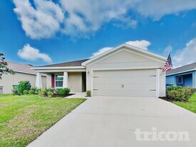 579 Lorient Drive in Eagle Lake, FL - Building Photo