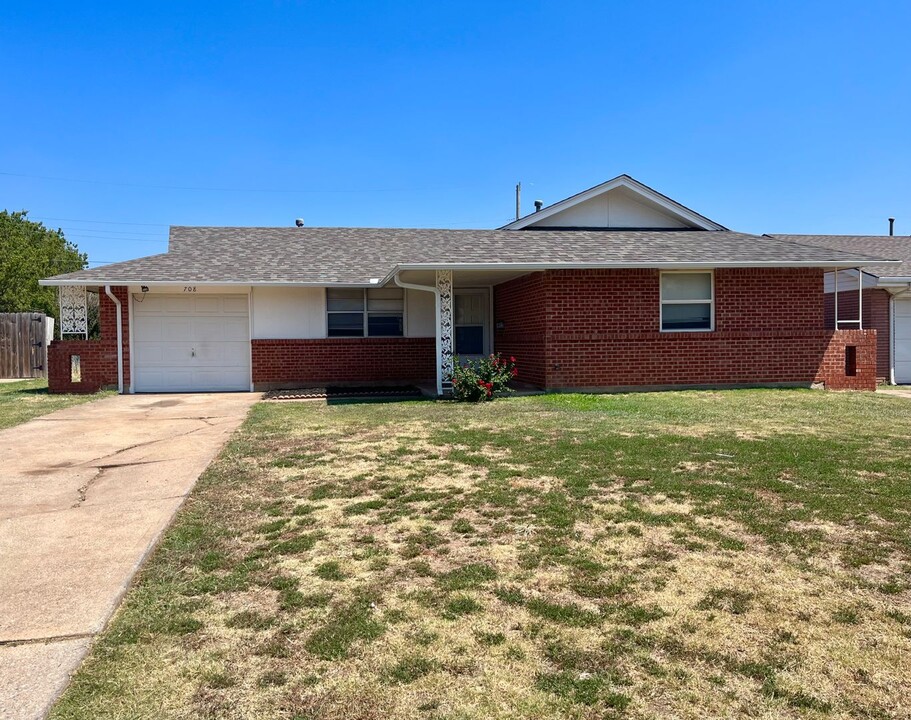 708 N Norman Ave in Moore, OK - Building Photo