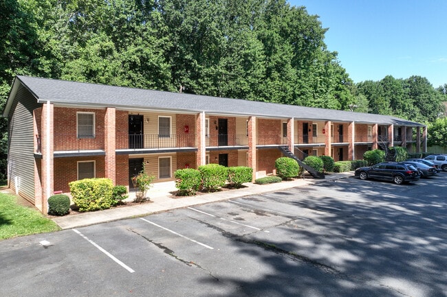 Delmonte Court Apartments in Winston-Salem, NC - Foto de edificio - Building Photo