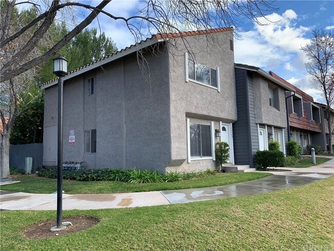 26948 Via Terraza in Santa Clarita, CA - Building Photo - Building Photo