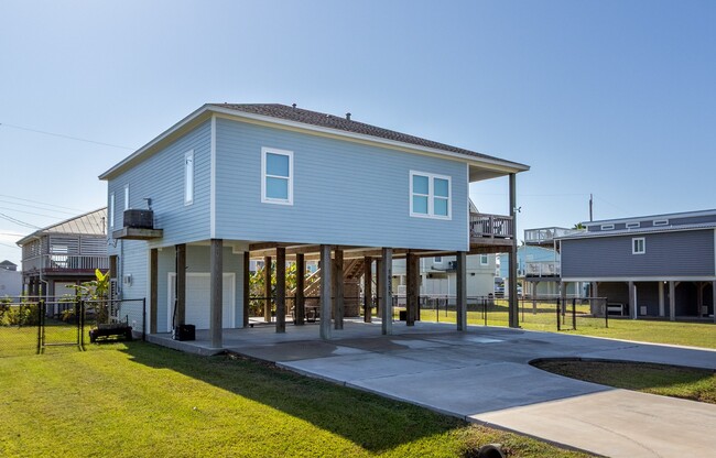 16511 John Davis Rd in Jamaica Beach, TX - Building Photo - Building Photo