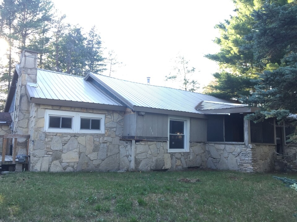 7216 S Berkley Ave in Onaway, MI - Building Photo