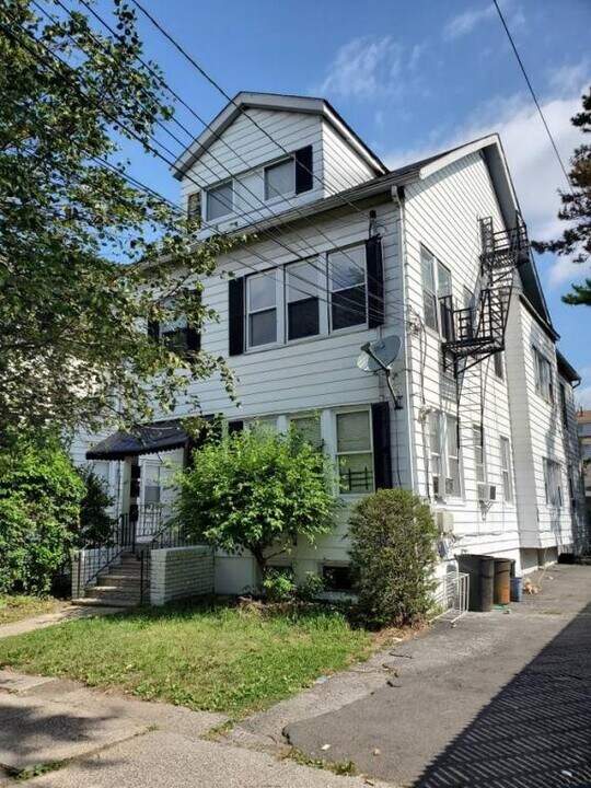 401 Abington Ave in Bloomfield, NJ - Building Photo