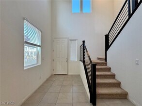 8109 Minavalle Ave in Las Vegas, NV - Building Photo - Building Photo