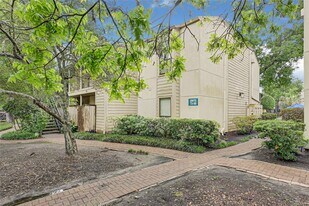 1100 Augusta Dr in Houston, TX - Building Photo