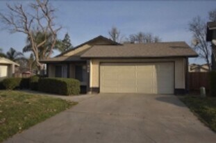 926 E Babcock Ave in Visalia, CA - Building Photo