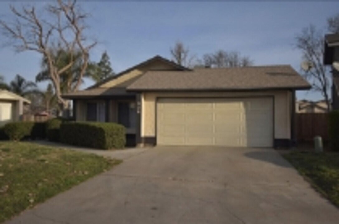 926 E Babcock Ave in Visalia, CA - Building Photo