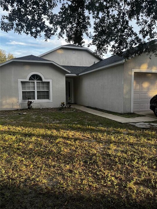 12910 Lake Vista Dr in Gibsonton, FL - Building Photo