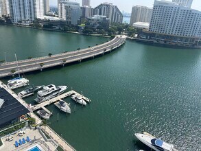 905 Brickell Bay Dr, Unit 1730 in Miami, FL - Foto de edificio - Building Photo