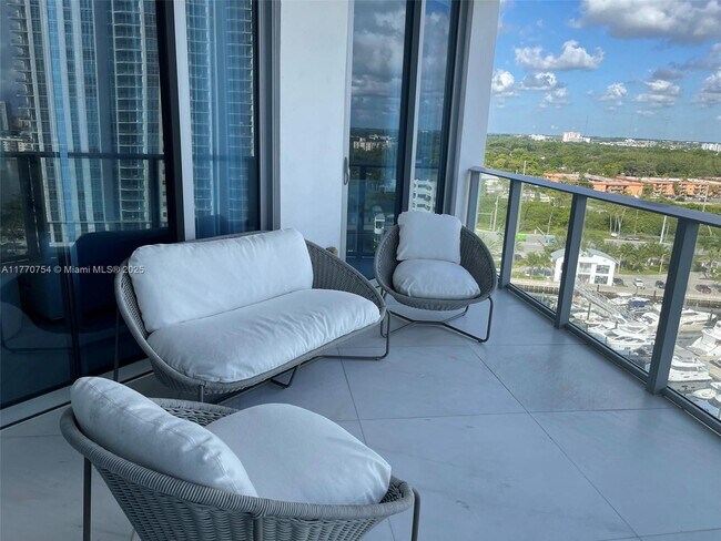 17111 Biscayne Blvd, Unit 1403 in Aventura, FL - Building Photo - Building Photo