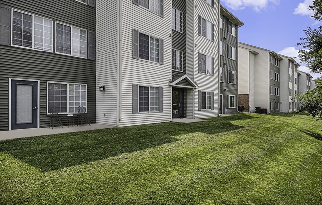 Pine Tree Apartments in Omaha, NE - Foto de edificio - Building Photo