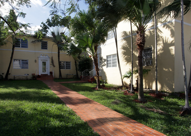 418 Valencia Ave in Coral Gables, FL - Foto de edificio - Building Photo