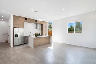 4610 Franklin Ave in Los Angeles, CA - Building Photo