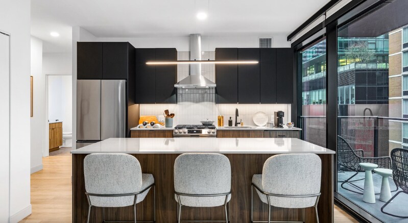 200 E Grand Ave in Chicago, IL - Building Photo