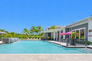 81 West in Ft. Myers, FL - Building Photo