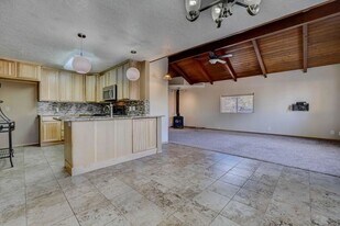 1975 NE Butler Market Rd in Bend, OR - Building Photo