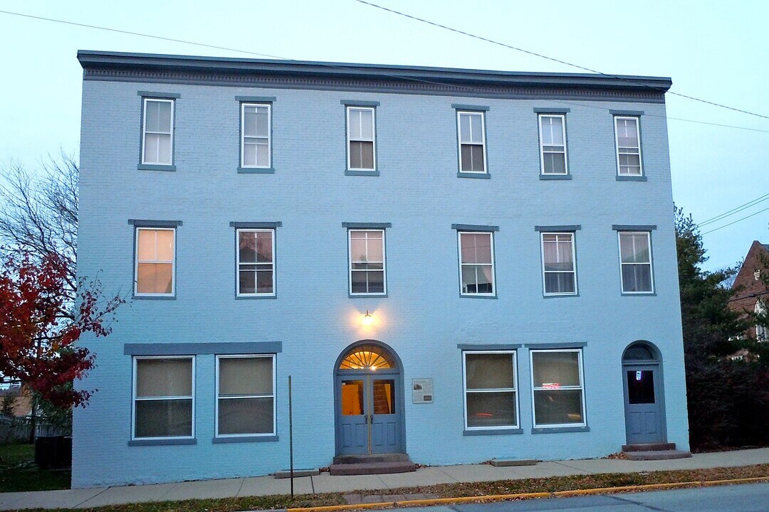40 E Main St in Hummelstown, PA - Building Photo