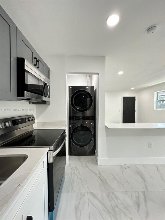 1443 NW 34th St in Miami, FL - Building Photo