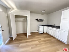 1138 S Mariposa Ave in Los Angeles, CA - Building Photo - Building Photo
