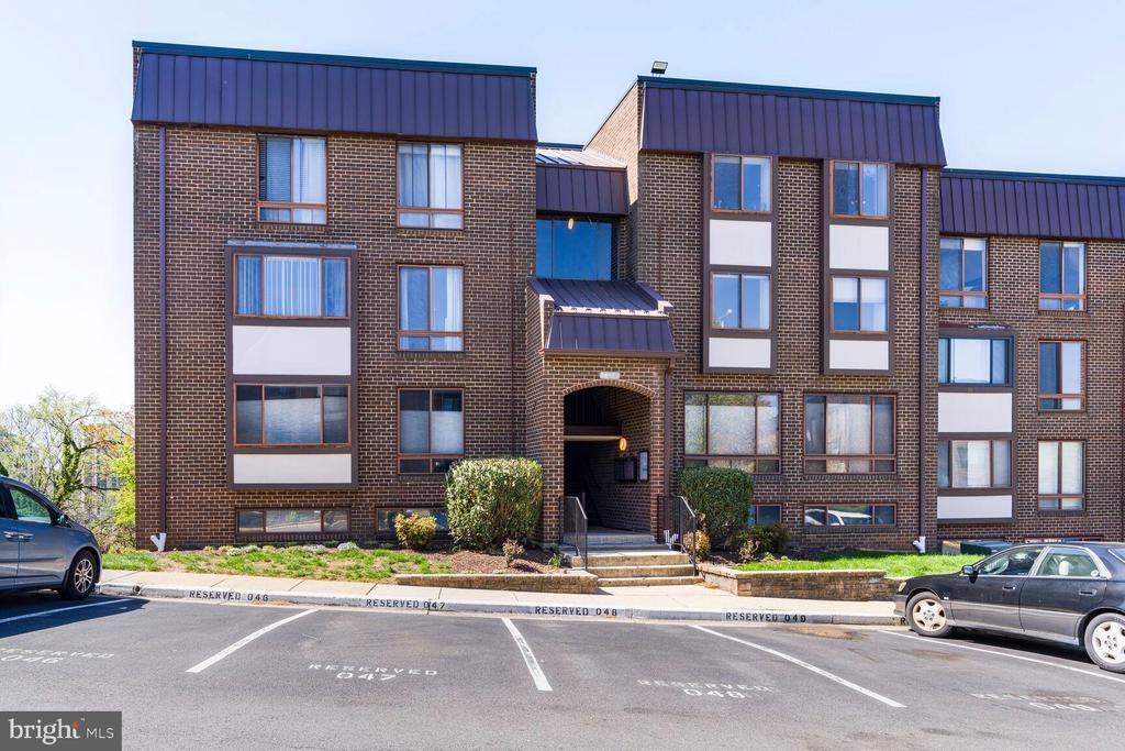 106 Roberts Ln in Alexandria, VA - Building Photo