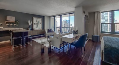 12 E Huron St in Chicago, IL - Building Photo - Building Photo
