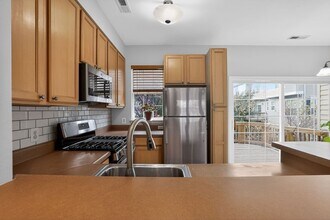 23185 Blackthorn Square in Sterling, VA - Foto de edificio - Building Photo