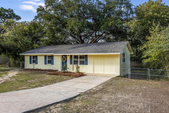 506 Forrest Ct in Crestview, FL - Foto de edificio - Building Photo