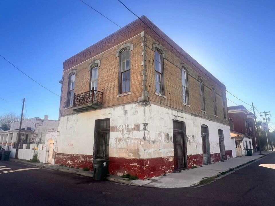 520 Davis Ave in Laredo, TX - Building Photo