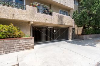 14161 Riverside Dr in Sherman Oaks, CA - Building Photo - Building Photo