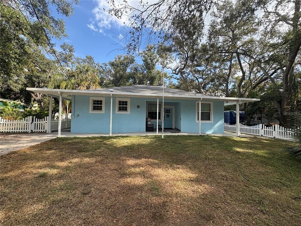 3715 Valley Tree Dr in Tampa, FL - Building Photo