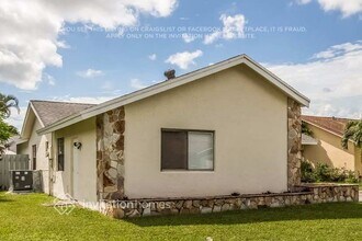 413 SW 75th Ave in North Lauderdale, FL - Foto de edificio - Building Photo