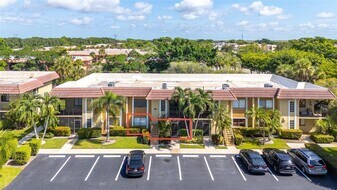 301 Lakeview Dr in Weston, FL - Building Photo