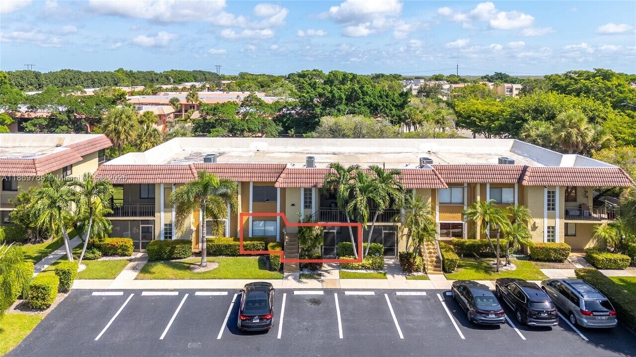 301 Lakeview Dr in Weston, FL - Building Photo