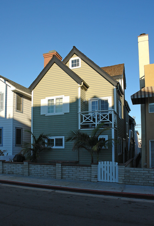 121 36th St in Newport Beach, CA - Building Photo