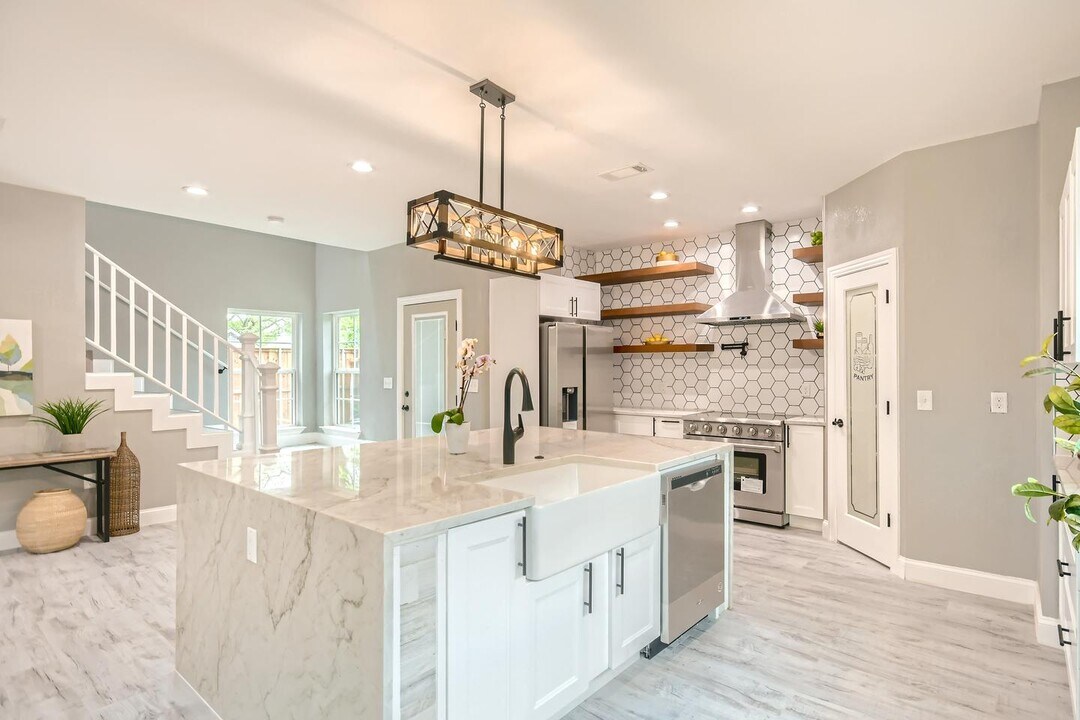 North Oak Cliff home 2 miles from Bishop A in Dallas, TX - Building Photo